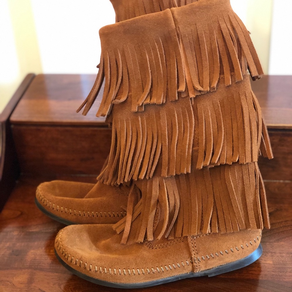 Minnetonka tasseled suede size 7 boots